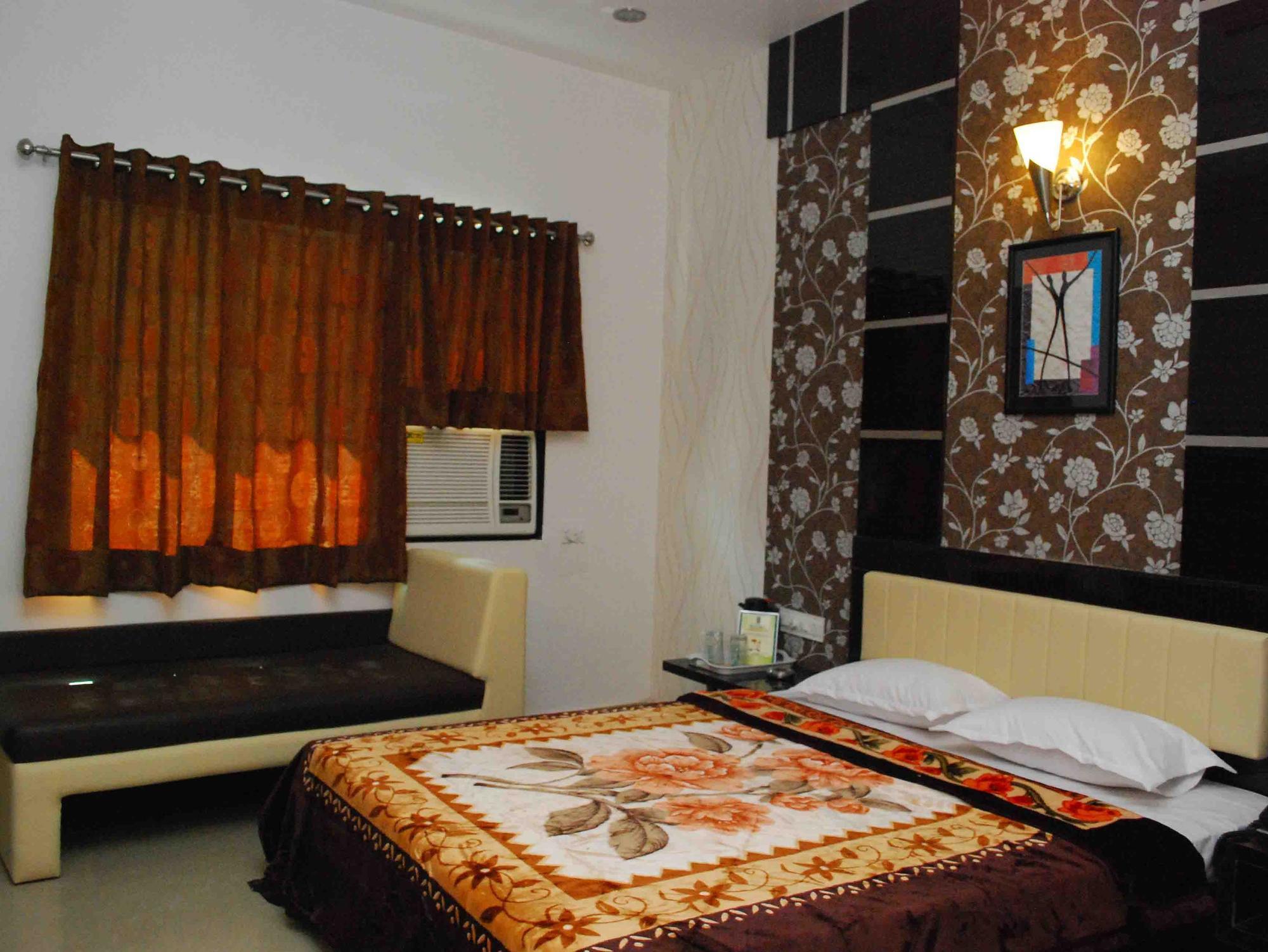 Oyo Flagship 19003 Hotel Rudra Mahal Ahmedabad Bagian luar foto