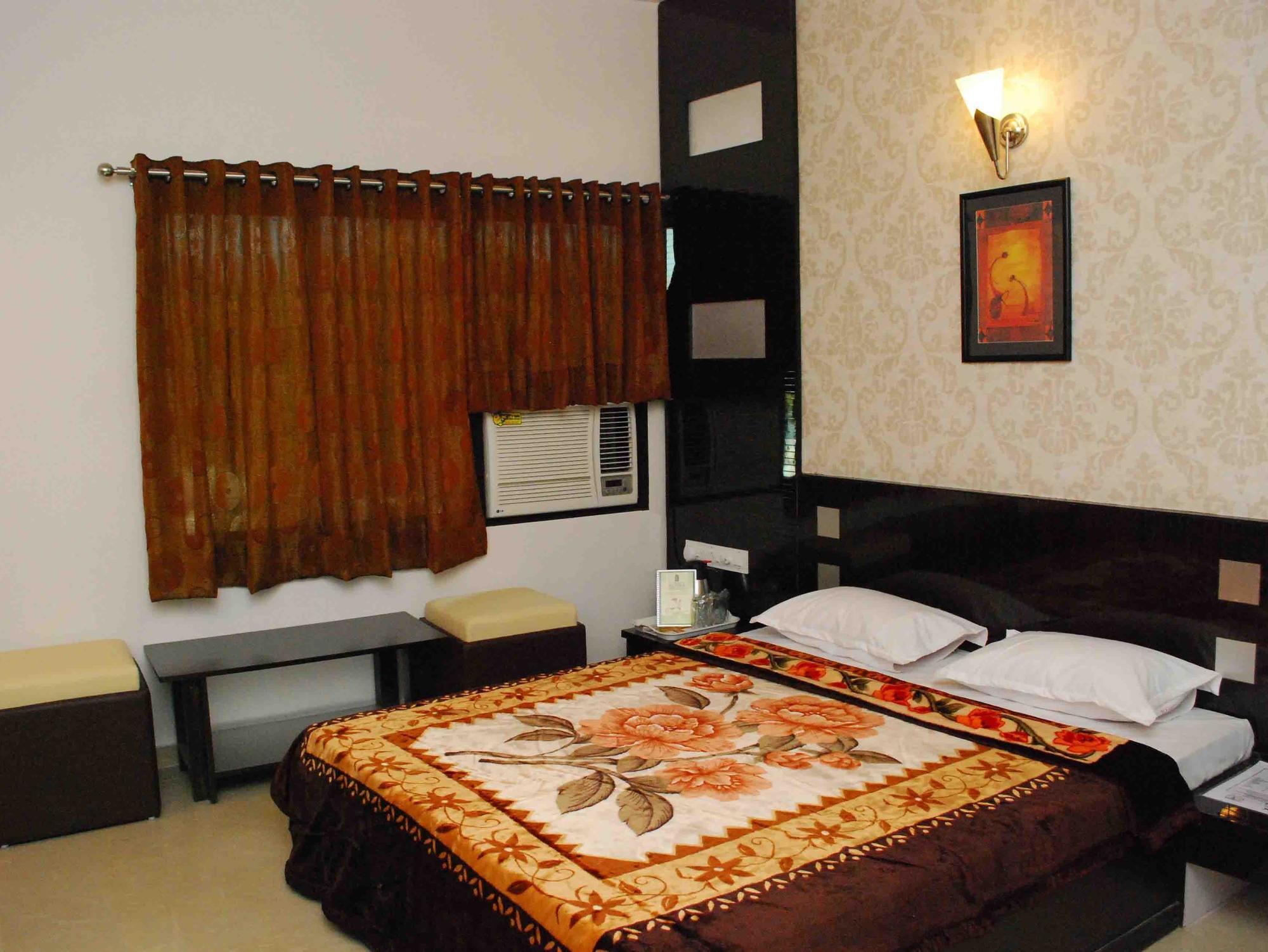 Oyo Flagship 19003 Hotel Rudra Mahal Ahmedabad Bagian luar foto
