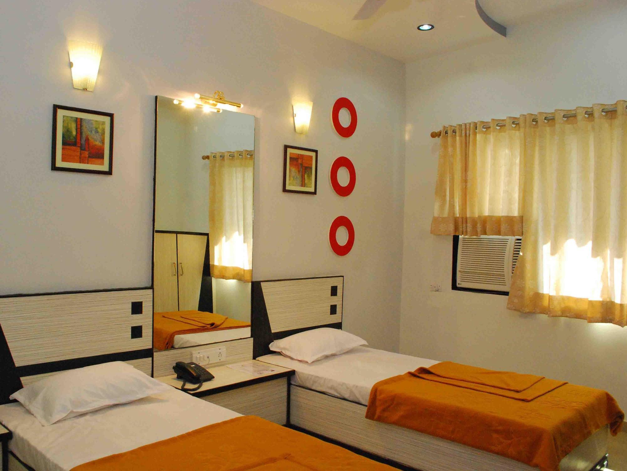 Oyo Flagship 19003 Hotel Rudra Mahal Ahmedabad Bagian luar foto
