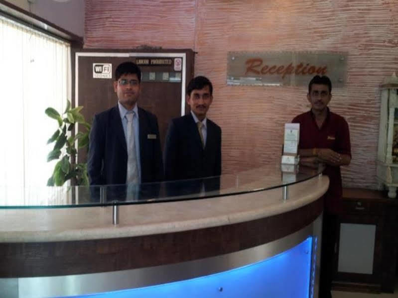 Oyo Flagship 19003 Hotel Rudra Mahal Ahmedabad Bagian luar foto