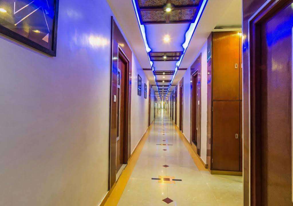 Oyo Flagship 19003 Hotel Rudra Mahal Ahmedabad Bagian luar foto