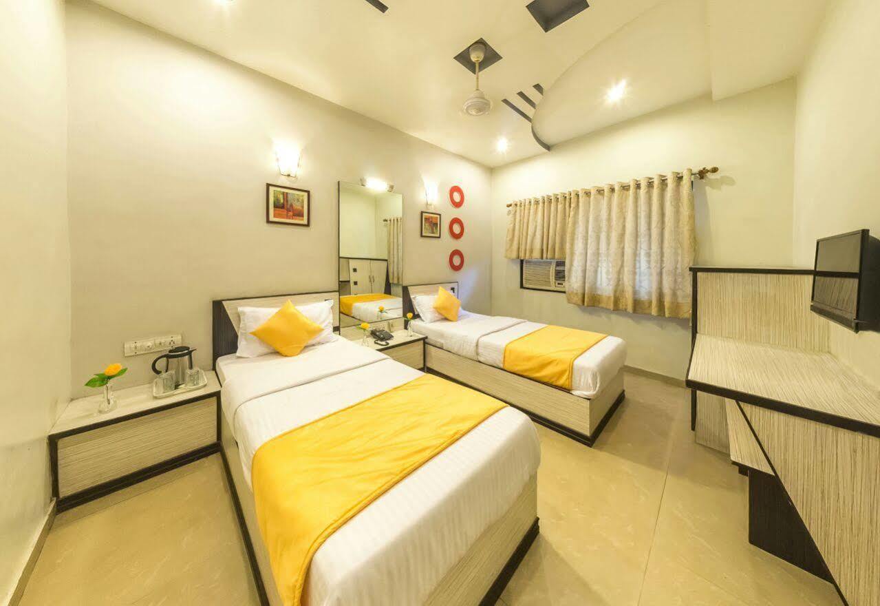 Oyo Flagship 19003 Hotel Rudra Mahal Ahmedabad Bagian luar foto