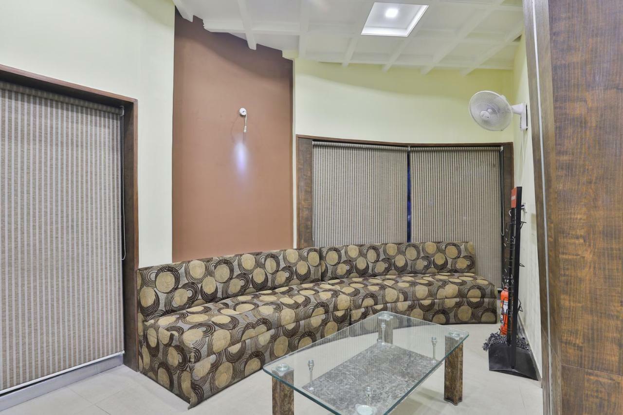 Oyo Flagship 19003 Hotel Rudra Mahal Ahmedabad Bagian luar foto