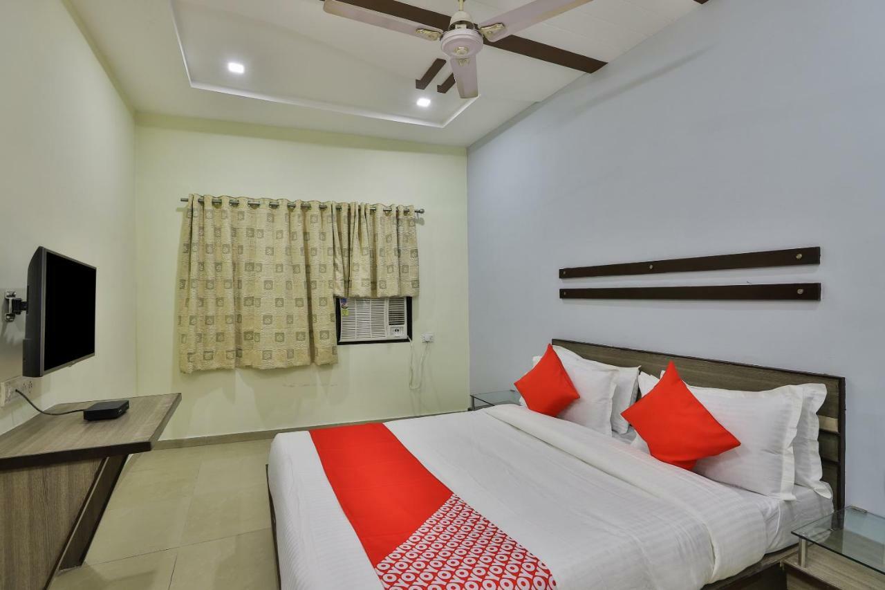 Oyo Flagship 19003 Hotel Rudra Mahal Ahmedabad Bagian luar foto